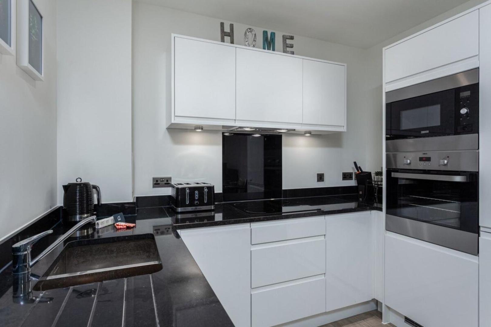 Classy Cricklewood Home ลอนดอน ภายนอก รูปภาพ