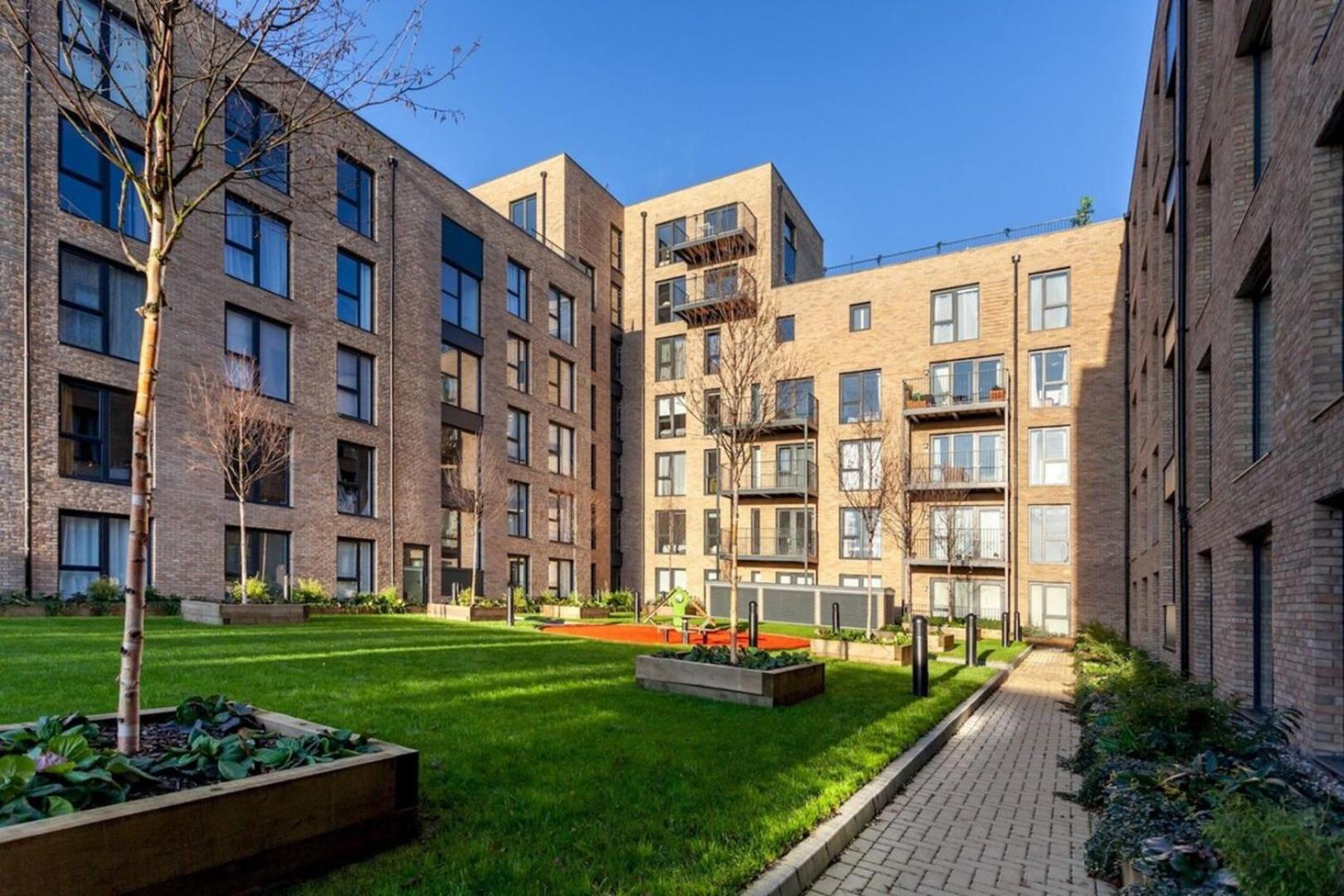 Classy Cricklewood Home ลอนดอน ภายนอก รูปภาพ